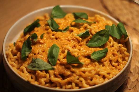 Pasta with tomatoes, garlic and almonds