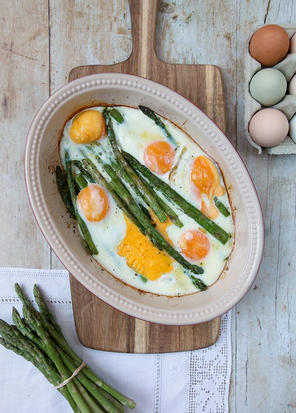 Oven-Baked Asparagus and Eggs